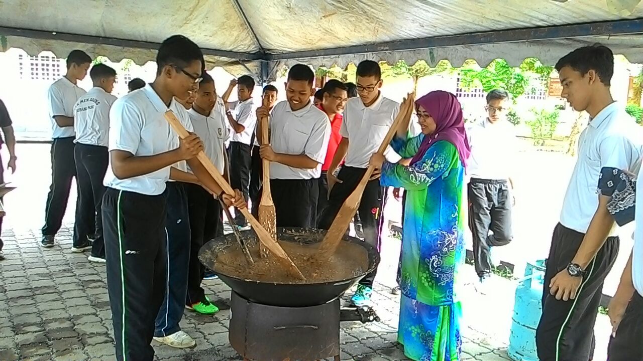 Puan Pengetua turut sama mengacau Bubur Asyura